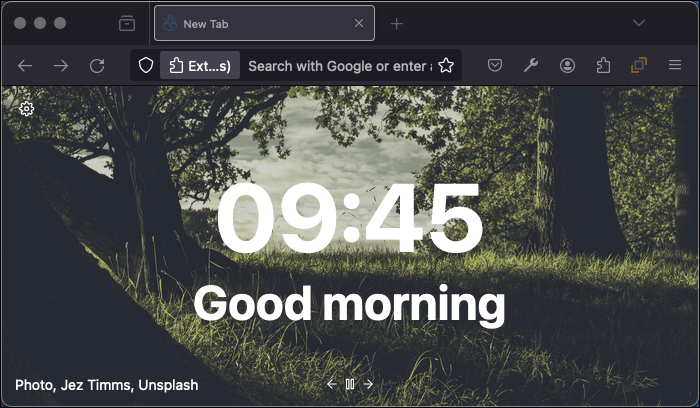 Tabliss 拡張機能でスタイル設定された新しいタブには、森の風景の写真と時刻、そして挨拶メッセージが表示されます。